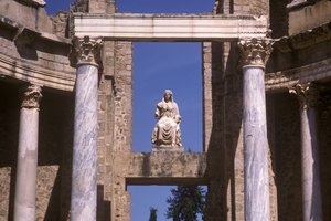 Una estatua en un dintel
